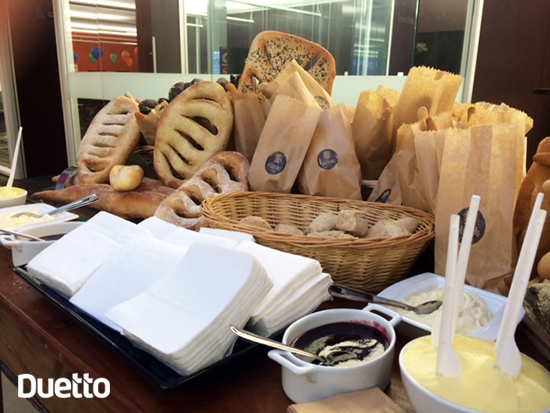 Café da manhã com pães feitos na hora para os colaboradores do Grupo Dimed no evento realizado pela Duetto - Agência de eventos corporativos do Rio Grande do Sul